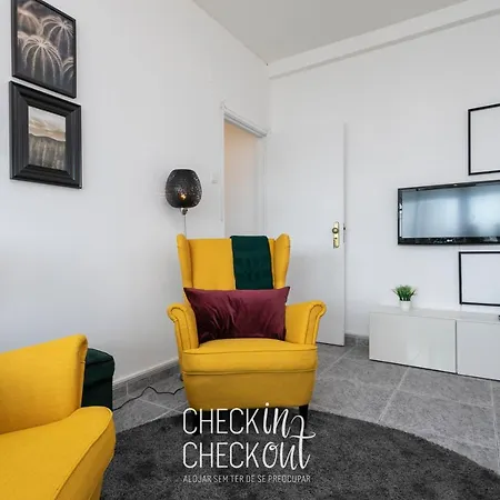 Checkincheckout - City View Apartmán