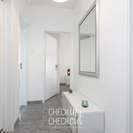 Checkincheckout - City View Apartmán