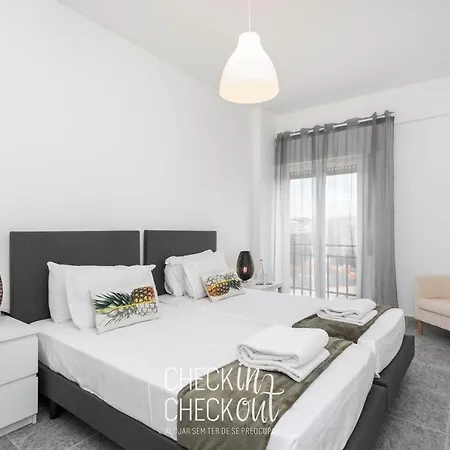 Checkincheckout - City View Apartmán
