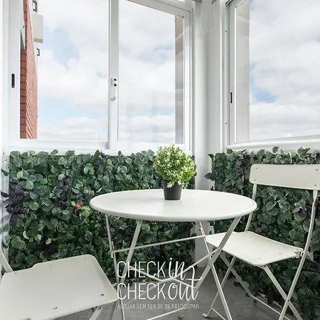 Checkincheckout - City View Apartmán